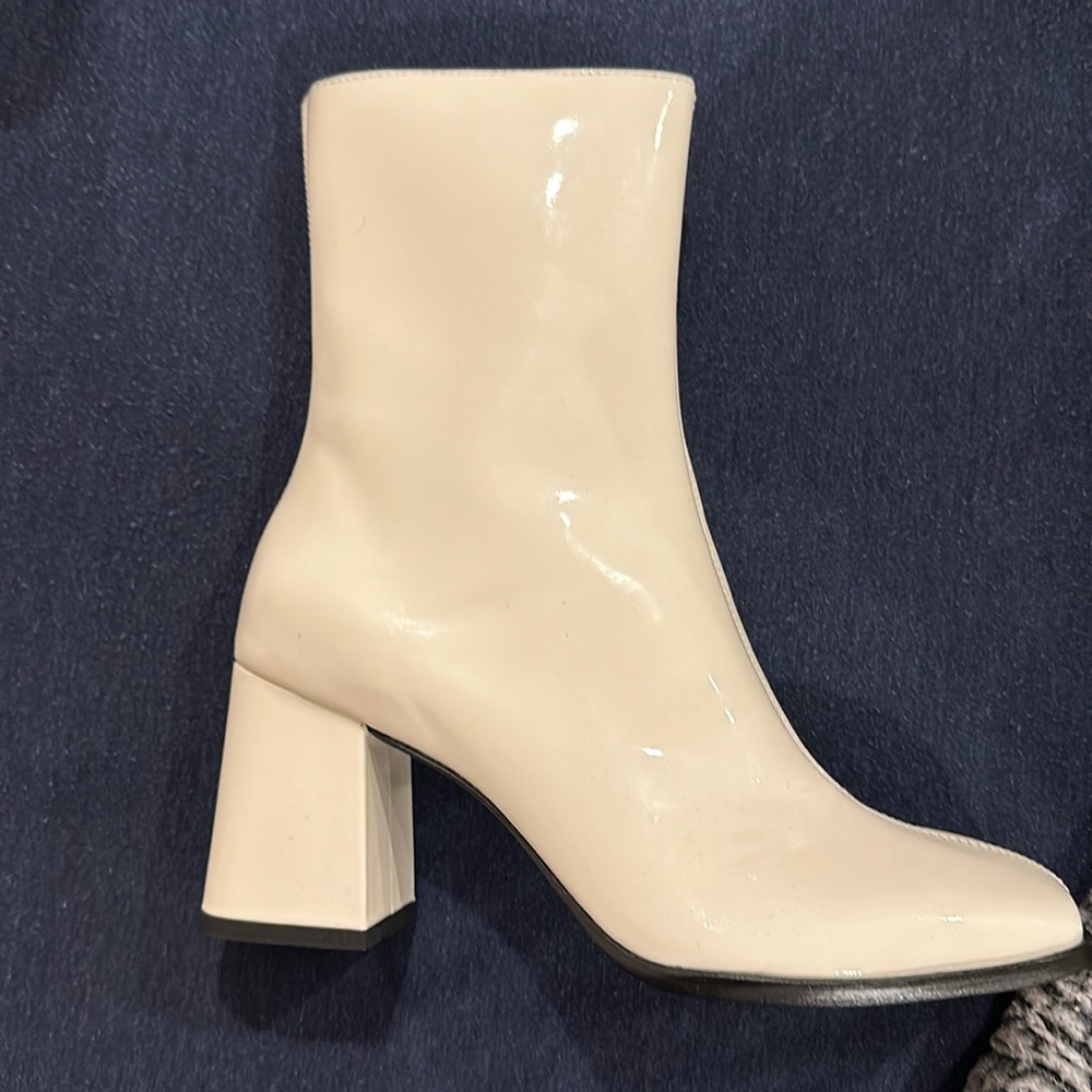 Reformation white boots size 6.5 never worn but so pretty new without tags